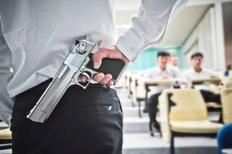 <p>ABD’nin Ohio eyaletinde öğretmenlerin okulda silah taşıması kolaylaştırıldı. Yeni kararla bir eğitimci 700 saat yerine 24 saatlik bir eğitimle okula silahla gelebilecek. Geçen ay 21 kişinin öldüğü okul saldırısının ardından gelen karara eğitim sendikalarından tepki var.</p>
