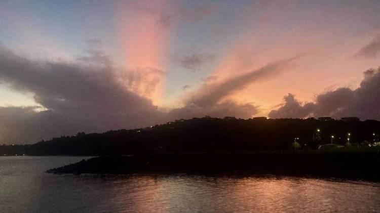 <p><strong>"SIRADIŞI AMA GÜZEL"</strong></p>
<p>Yeni Zelanda Ulusal Su ve Atmosfer Enstitüsü (Niwa), bu "sıradışı ama güzel olaya" neyin neden olduğunu soran insanlardan birçok e-posta aldıklarını açıkladı. Ardından bilim insanları konuya ilişkin araştırmalara başladı.</p>