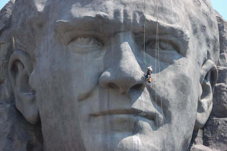<p>Atatürk maskını her yönüyle inceleyen ekipler, hava koşulları ve kuşlardan kaynaklı kirlilikleri temizledi, yüzeyde oluşabilecek hasarları gözden geçirdi.</p>
<p> </p>