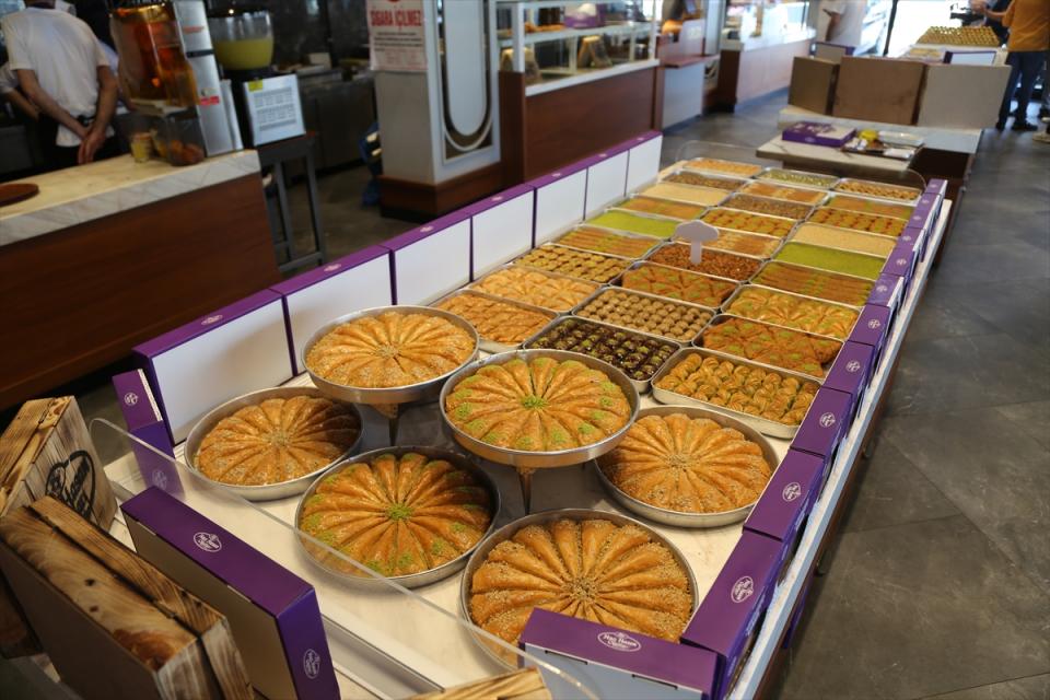 <p>Baklavanın etnik bir tatlı olduğu için yurt dışında çok talep gördüğünü dile getiren Aktaş, "Gurbetçilerimiz baklavayı gördüklerinde kendilerini ülkelerinde olduklarını hissediyor. Çünkü baklava gerçekten de Osmanlı'dan gelen bir gelenek. Topkapı Sarayı'nın mutfaklarında, defterlerinde kaydı bulunan çok özel bir tatlı. O yüzden bugün ihracatını yapmaktan mutluluk duyuyoruz. Yabancılar da baklavaya çok fazla ilgi gösteriyor. Baklavanın geleceği daha da iyi olacak ve ilgi artarak da devam edecek." değerlendirmesinde bulundu.</p>

<p> </p>
