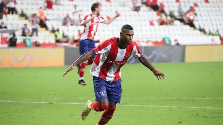 <p>Antalyaspor'un yıldızları Fernando ve Haji Wright takımda kalıyor</p>

<p>Antalyaspor’da başkan Aziz Çetin, transfer çalışmalarıyla ilgili olarak bilgi verdi. Başkan Çetin, durumları en çok merak edilen Fernando ve Haji Wright hakkında taraftarını rahatlattı: İkisiyle de devam edeceğiz!</p>
