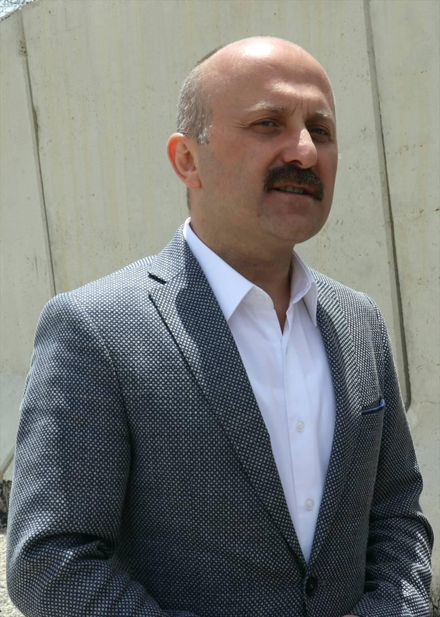 <p>Vali Varol, burada gazetecilere yaptığı açıklamada, güvenlik duvarının çok büyük emek, gayret ve masraflarla ülkenin güvenliğini sağlamak için yapılan önemli bir yatırım olduğunu söyledi.</p>
<p> </p>