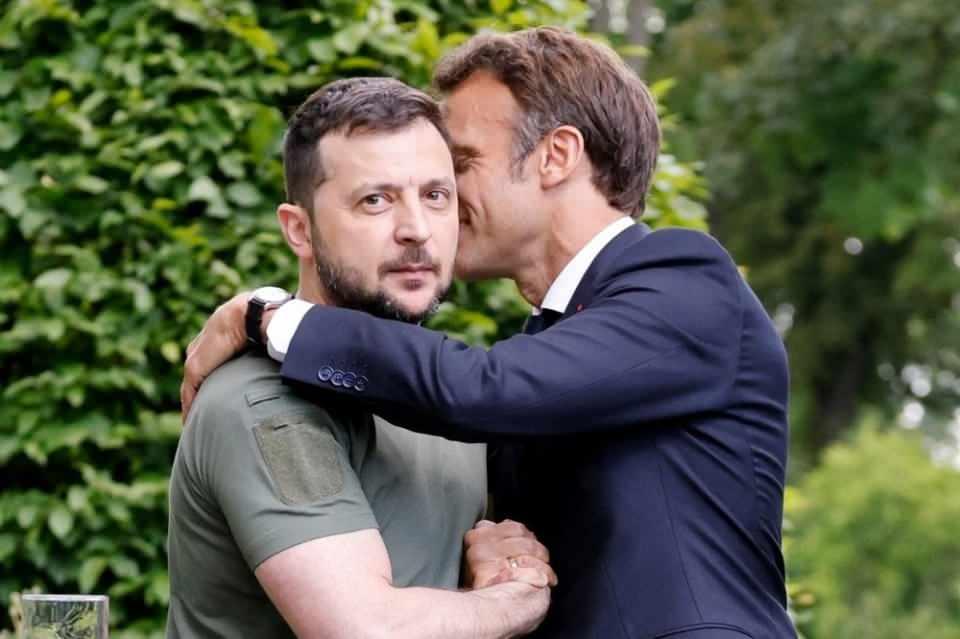 <p>Macron defalarca Zelenski’ye gülümsemesine rağmen  Zelenski gözlerini başka yere çevirdiği anlar dikkat çekti. </p>

<p> </p>
