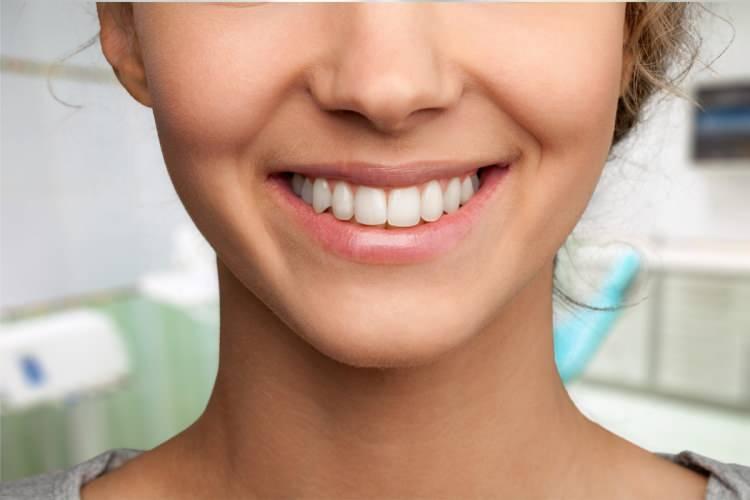 <p><strong>Dış görünüşü etkileyen gülüşlerin asıl sırrı beyaz ve sağlıklı dişlerdir. Bunun içince çocukluktan itibaren ağız ve diş bakımına önem vermek gerekir. Uzmanlar diş sağlığında en önemli noktanın ağız içi temizliği olduğunu vurguluyor. Tüketilen besinlerinde ağız diş sağlığında etkili olduğunu hatırlatan uzmanlar özellikle bitter çikolatanın diş beyazlığındaki olumlu etkisini anlattı. </strong></p>
