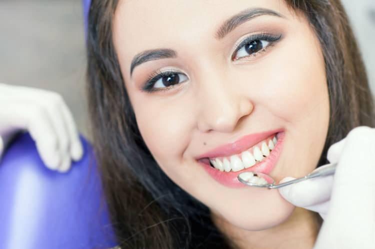 <p><strong>Diş beyazlığı her ne kadar bakıma dayalı olarak görülen sağlıksal bir süreç olarak görülse de aslında diş beyazlığında en etkin durum genetik yapıdır. Ancak genetiksel bu olumsuz durumun önüne geçebilmenin en basit yolu ise tüketilen besinlerdir. Besinlerin içerdikleri etkin maddeler diş yüzeyindeki plakları yeniler.</strong></p>
