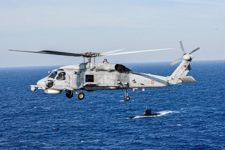 <p><strong>TÜRKİYE</strong><br />
<br />
<strong>> ASW / ASUW HELİKOPTERİ</strong><br />
<br />
Türk donanmasında 33 adet ASW/ASUW Helikopteri bulunuyor;<br />
<br />
24 adet S-70B SEA HAWK<br />
9 adet AB-212</p>