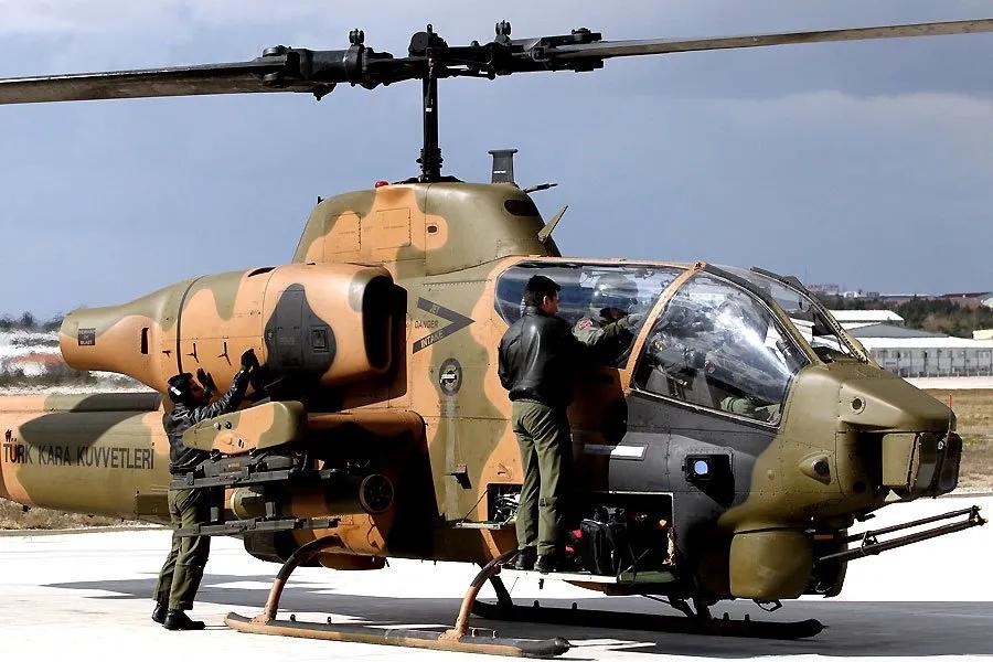 <p><strong>TÜRKİYE</strong><br />
<br />
<strong>> TAARRUZ HELİKOPTERİ</strong><br />
<br />
Türk donanmasında 10 adet Taarruz Helikopteri bulunuyor;<br />
<br />
10x AH-1W SUPER COBRA</p>