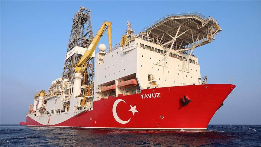 <p>Fatih gibi 6. nesil ultra derin deniz sondaj gemisi olan Yavuz'un uzunluğu da 230 metre ve 36 metre genişliğe sahip. Söz konusu gemi, çift kuleli tasarımla hem asıl hem yardımcı işlerin yapılabildiği eş zamanlı operasyona imkan sağlıyor.</p>
<p> </p>