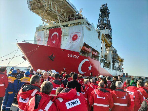 <p>- Çift kuleli tasarımla hem asıl hem yardımcı işlerin yapılabildiği eş zamanlı operasyona imkan sağlıyor.</p>