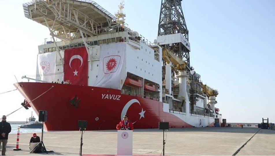 <p>Yavuz sondaj gemisi, Karadeniz'de doğal gaz üretiminin ilk ve en önemli aşaması olan büyük kontrol sistemlerinin deniz tabanına yerleştirilmesi için Türkali-2 kuyusunda çalışmalarına devam ediyor.</p>
<p> </p>
