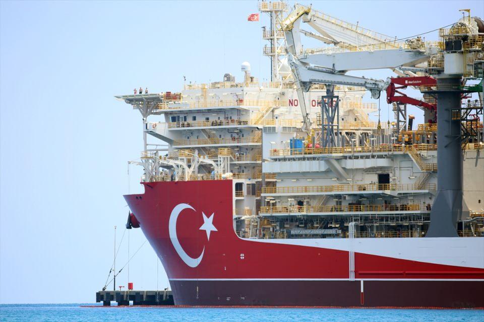 <p>Yedinci nesil olmasının yanı sıra 238 metre uzunluğu, 42 metre genişliği ve çift güvenlik sistemiyle öne çıkan gemi, hidrokarbon arama çalışmalarına güç katacak.</p>
<p> </p>