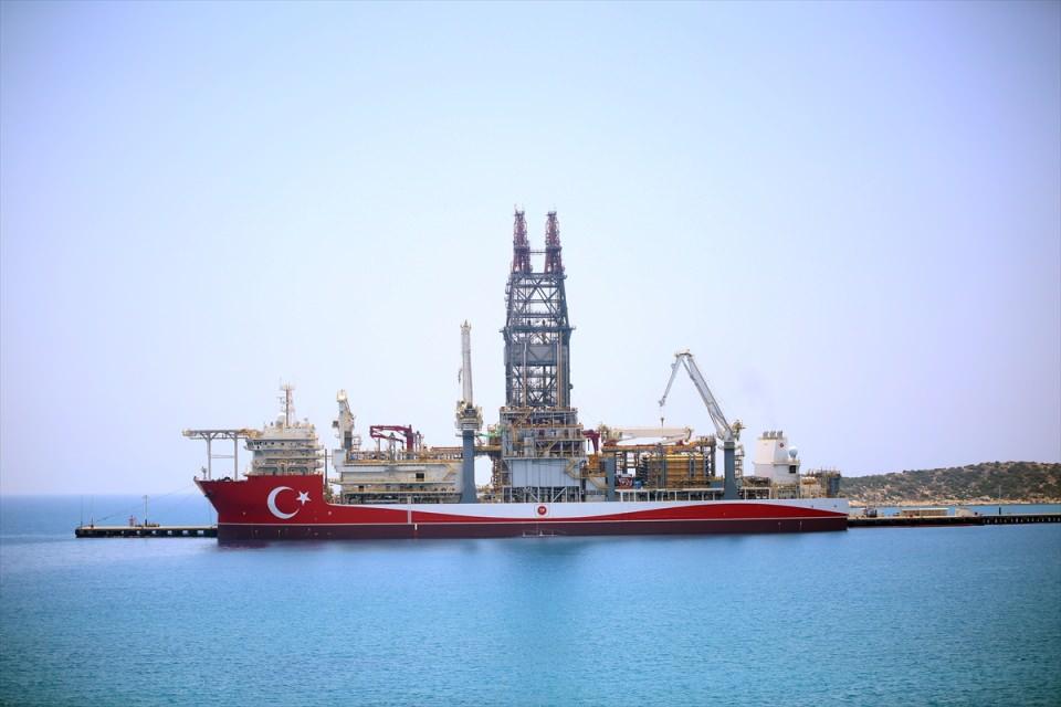 <p>Çift kule ile aktif konumlandırma sistemine sahip, 200 mürettebat kapasiteli gemi, 12 bin 200 metreye kadar sondaj yapabilme yeteneğiyle mavi sularda etkin araştırma yürütülmesinde önemli rol oynayacak.</p>

<p> </p>
