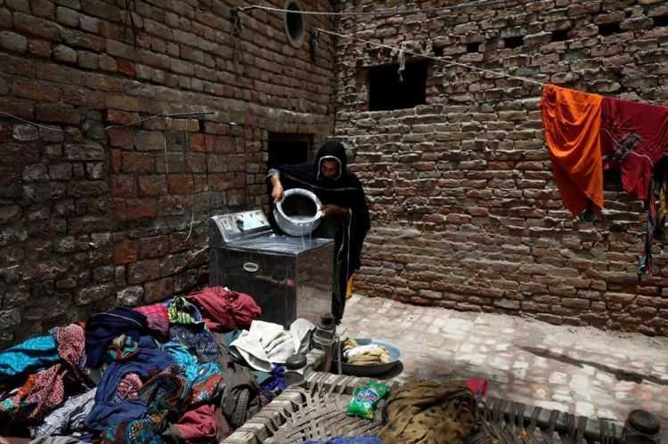<p>Matthews, “Jacobabad ve çevresindeki İndus Havzası, küresel ısınmanın etkileri için somut bir sıcak nokta. Endişelenecek bazı şeylere baktığınızda, su güvenliğinden aşırı sıcağa kadar, çok ciddi problemler yaşandığını görüyorsunuz” dedi.</p>
<p> </p>