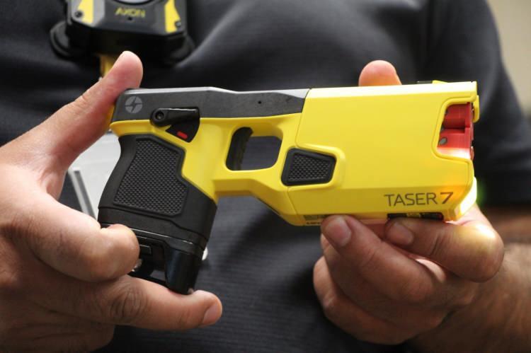 <p>Diğerlerinden farklı olarak TASER'in en büyük özelliklerinden biri bağımsız üniversitelerce, bağımsız hükümetlerce, bağımsız ülkelerden alınmış raporlarımızın olması. Axon aynı anda TASER silahının yanında yaka kamerası sistemleri, iç güvenlik sistemleri, araç içi kamerası sistemleri ve dronlarda canlı yayın yapılması sistemlerini entegre sistem olarak sunuyor. En büyük amacımız sistemlerin tamamını çalıştığımız kolluk kuvvetlerine entegre edip hem olaylara daha başka bir yaklaşım sağlamak hem de kolluk kuvvetlerinin eve sağ salim dönmesini sağlamak” şeklinde konuştu.</p>
