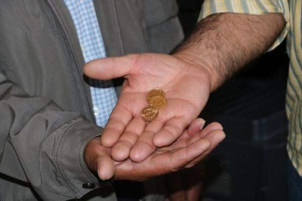 <p>Polisi arayan Anuş, bulduğu altınları sahibine teslim etmek istediğini söyledi.</p>