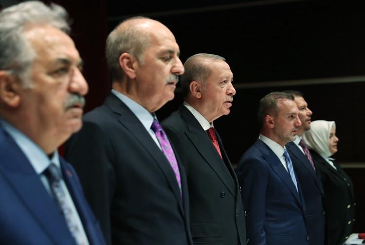 <p>Cumhurbaşkanı ve AK Parti Genel Başkanı Recep Tayyip Erdoğan, "Ülkemizin 81 şehrinde 85 milyon vatandaşımızın her birine ulaşma, her ulaştığımız insanın da gönlünü kazanma hedefiyle seçim gününe kadar çalışacağız. Hemen ardından da 2023 seçim zaferimizin sembolü olacak 23 milyon üye hedefiyle yolumuza devam edeceğiz." dedi.</p>
