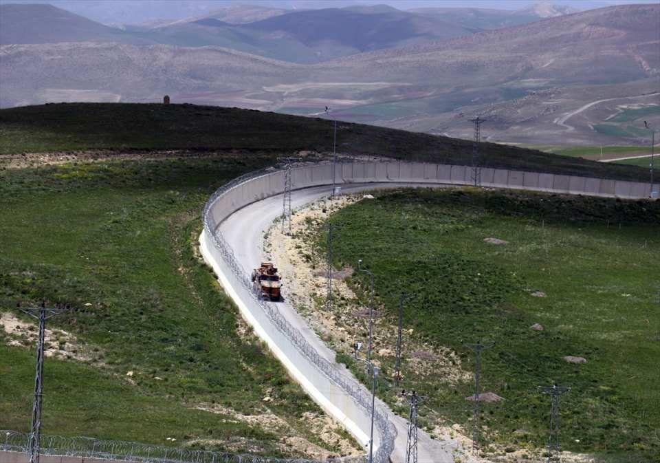 <p>"Sınır duvarının yarattığı caydırıcı ortamda orta ve uzun vadede göçmenlerin bu bölgeye çok fazla gelmemeleri sonucunu doğurdu. </p>
<p> </p>