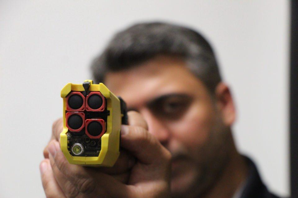 <p><strong>"Ateşli merminin, ateşli silahın kullanımını azaltmak istiyoruz"</strong><br />
<br />
TASER’i piyasaya sürmelerindeki amaca da değinen Hamourı, "Kolluk kuvvetlerinin gerektiği zaman dengeli güç kullanmasını ön plana çıkarmak ve mümkün mertebe ateşli silah kullanma oranını aza indirmeye çalışmak. </p>
