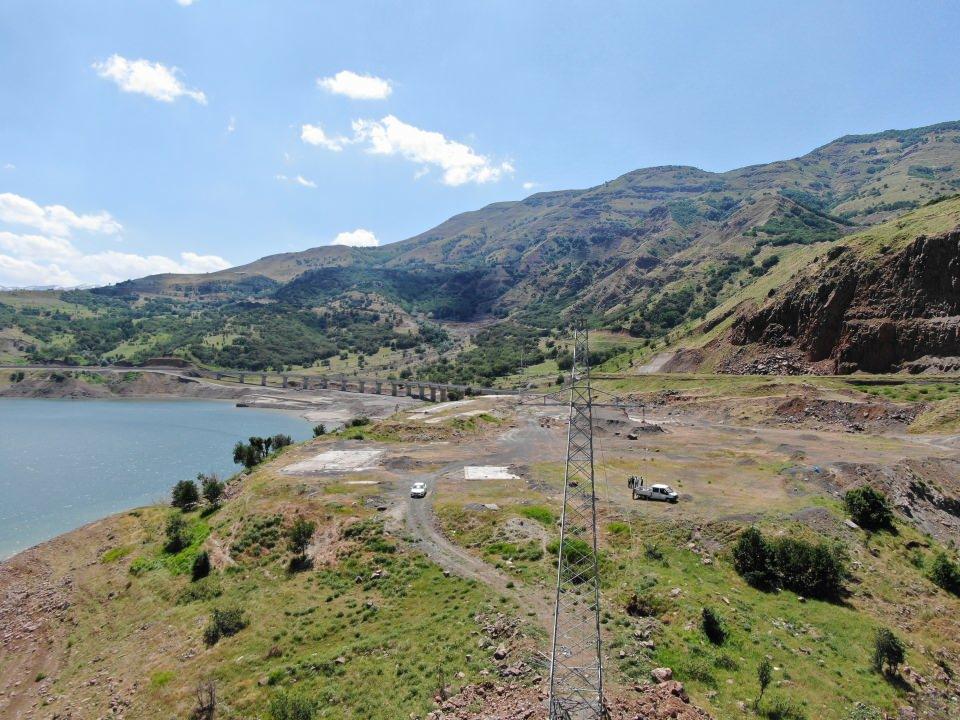 <p><strong>Dron ile Murat nehri üzerinden hat geçirildi<br />
​</strong><br />
VEDAŞ ekipleri, Ulukaya köyü bölgesindeki direklerden Yörecik köyü için Murat Nehri üzerinden enerji nakil hattını dron kullanarak geçirdi. </p>
