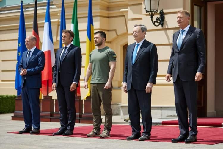 <p>İngiltere Başbakanı Boris Johnson, Fransa Cumhurbaşkanı Emmanuel Macron, Almanya Başbakanı Olaf Scholz ve İtalya Başbakanı Mario Draghi'nin Ukrayna'ya yaptığı ortak ziyaretten bir gün sonra Kiev'e gitti.</p>
