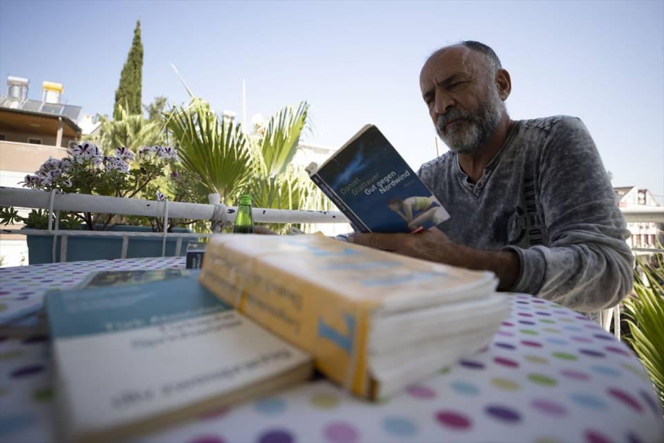 <div>Antalya'da çok sayıda yerleşik başka ülke vatandaşı olduğunu dile getiren Zeybek, şu anda talepte bulunan öğrencilere ders verdiğini söyledi. Rusçaya yönelik de bir ilgisinin oluştuğunu aktaran Zeybek, sözlerini şöyle sürdürdü:</div>

<div> </div>

<div> </div>
