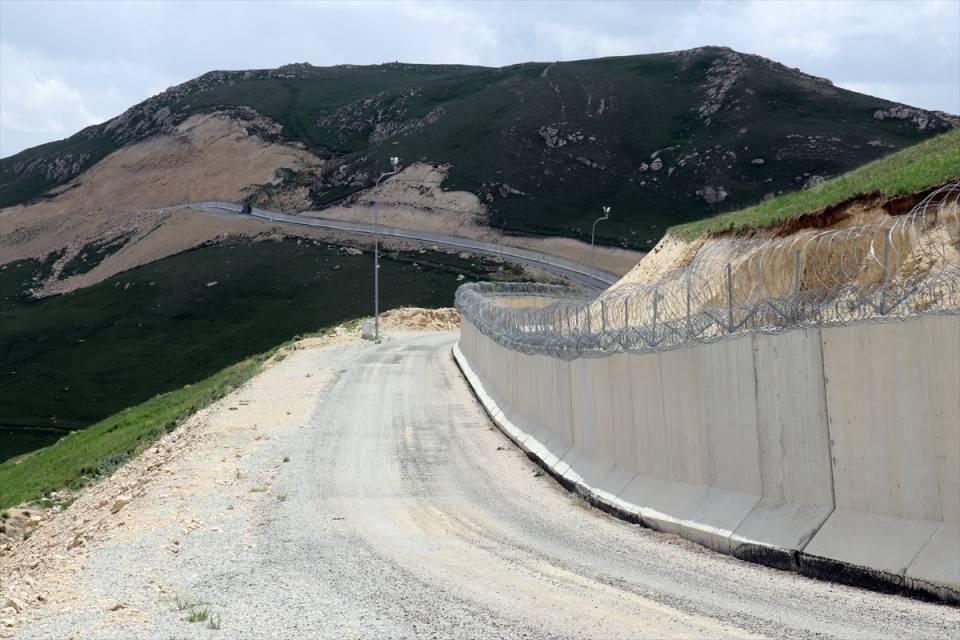 <p>Varol, İran-Türkiye sınırının Ağrı hattındaki 87 kilometrelik bölümün tamamen entegre güvenlik sistemiyle kapatıldığını belirterek, duvar hattının iç kısmında da 6 metre genişliğinde asfalt yolun olduğunu anlattı.</p>
<p> </p>