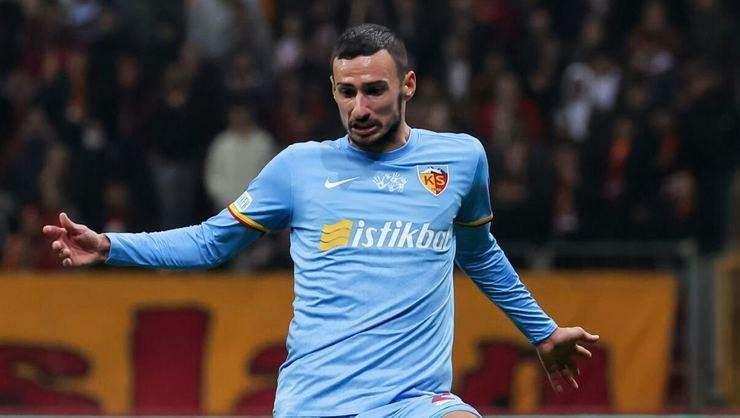 <p>Onur Bulut Galatasaray'ın gündemine geldi!</p>

<p>Sacha Boey ile yollarını ayıracak olan Cim Bom, rotasını Kayserispor'a çevirmişti. Geçen sezon başarılı bir sezon geçiren yıldız sağ bek Onur Bulut, Aslan'ın gündemine gelmişti.</p>
