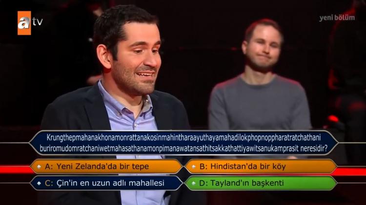 <p><span style="color:#000000"><strong>Daha sonra B Şıkkı Hindistan'da bir köy şıkkını seçen yarışmacı doğru yanıtın D Şıkkı Tayland'ın başkenti olduğunu görünce şaşkınlığını gizlemedi.</strong></span></p>
