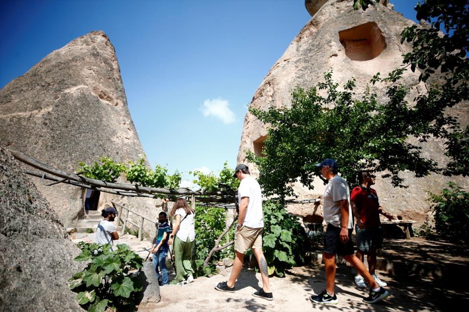 <p> Geçmişte ev olarak kullandığımızda da komşular bize gelirdi, balkonda otururduk. Annem bize tandırda patates pişirirdi, güzel günlerdi."</p>
<p> </p>