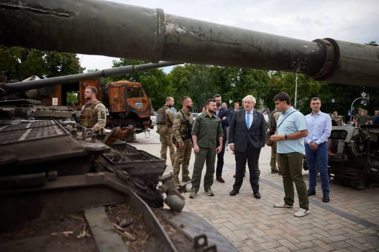 <p>Ziyaretiyle "İngiltere sizinle ve siz galip gelene kadar da sizinle birlikte olacak." mesajını vermek istediğini söyleyen Johnson, askeri eğitim programı teklif etti.</p>

<p> </p>
