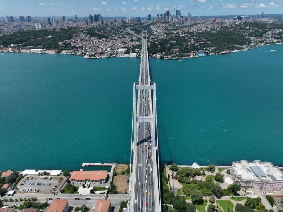 <p>İstanbul Boğazı'nın turkuaza dönmesi nedeniyle vatandaşlar gelerek manzaranın tadını çıkarttı. </p>
