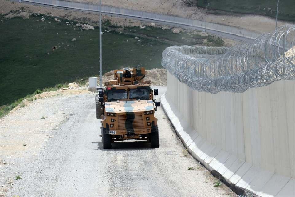 <p>Bu duvarı aşmak imkansız da değil ama bu kadar birleşik güvenlik sitemi içerisinde çok kolay da değil. </p>