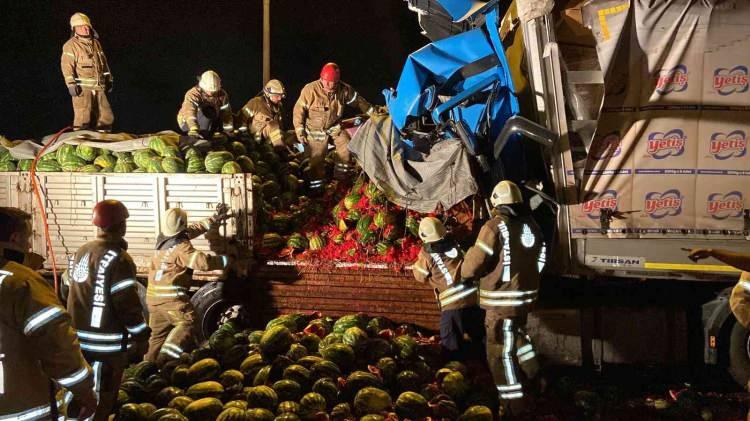 <p>Karpuz yüklü tır sürücüsü Metin Öztürk kazadan yara almadan kurtulurken aracında maddi hasar meydana geldi.</p>

