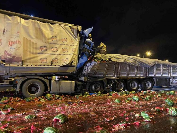 <p><strong>Karpuzlar yola saçıldı</strong></p>
<p>Feci kazada tır içinde sıkışan sürücüyü bulunduğu yerden çıkarmak için, diğer tır yüklü karpuzlar kontrollü olarak tır dorsesinden boşaltıldı. Çok sayıda karpuz yola saçıldı.</p>