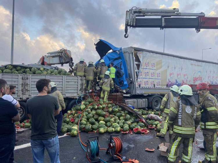 <p>Kazaya karışan tırların çekilmesi sonrasında trafik normale döndü. </p>
<div> </div>
<div>Jandarma ekipleri kazayla ilgili çalışma başlattı.</div>