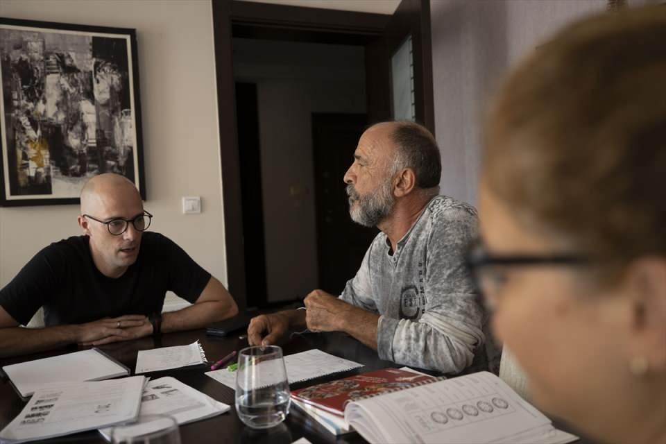 <p><strong>- "Bir dönem velisi olduğum kızlarım, bu kez benim velim oldu"</strong></p>
<p>Zeybek, AA muhabirine, yıllar önce kapısından ağlayarak döndüğü üniversite eğitimini başarılı bir şekilde tamamladığı için çok mutlu olduğunu söyledi.</p>
<p> </p>