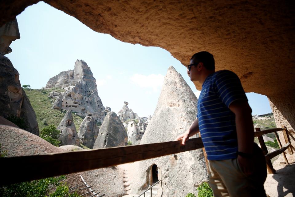 <p><strong>- Peribacası turistleri etkiliyor</strong></p>
<p>Peribacasının balkonunda arkadaşlarıyla manzarayı izleyen Arjantinli turist Nahuel Atahualpa Oromi, Kapadokya'nın benzersiz bir görünüme sahip olduğunu belirterek, "Burası hayatım boyunca bulunduğum en iyi yer diyebilirim. </p>