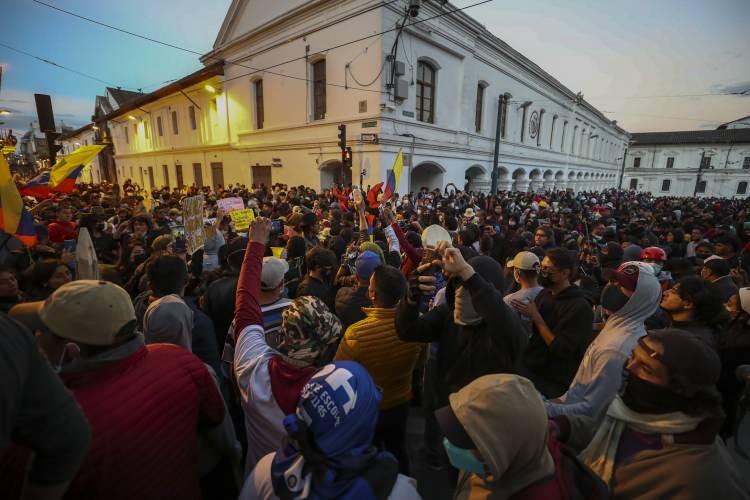 <p>Ekvador Devlet Başkanı Guillermo Lasso, Twitter hesabından yaptığı paylaşımda, "Başkenti ve ülkeyi korumaya söz verdim" ifadelerini kullanarak Imbabura, Cotopaxi ve başkent Quito'nun yer aldığı Pichincha'da 30 gün süreyle toplanma, yürüyüş gibi etkinliklerin yasaklandığını belirtti.</p>
