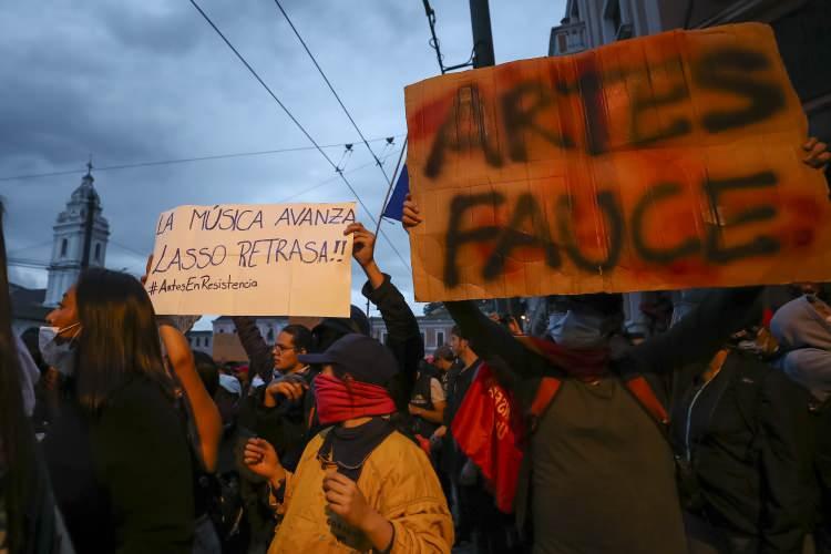 <p>Quito'da yerel saatle 22.00'den 05.00'e kadar sokağa çıkma yasağının uygulanacağını vurgulayan Lasso, olağanüstü hal ilanıyla eş zamanlı olarak zor durumdaki aileleri desteklemek için alınan acil önlemleri de açıkladı. </p>