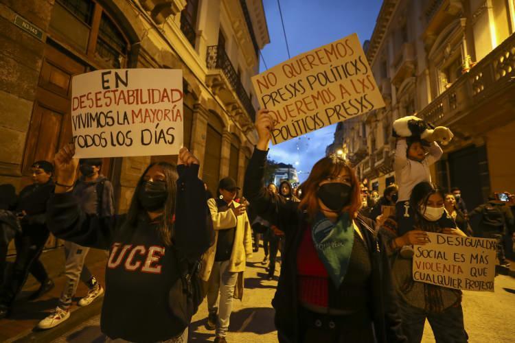 <p>Bu çerçevede hükümet, tüm akaryakıt fiyatlarını donduracak ve kamu hizmetlerinin özelleştirilmesini iptal edecek ve protestocuların tepki gösterdiği sağlık sisteminde de acil durum ilan edecek. </p>
