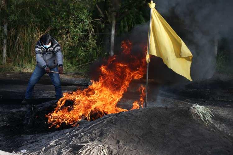 <p> Quito'ya giden otoyollar da dahil olmak üzere ülke genelindeki yollar protestocular tarafından trafiğe kapatıldı. </p>
