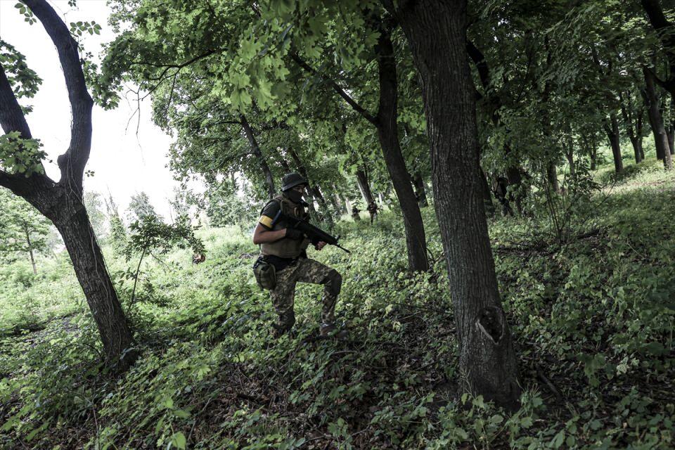 <p>Rusya-Ukrayna Savaşı'nın devam ettiği bölgelerden Harkiv'de görev yapan Ukrayna Silahlı Kuvvetlerine bağlı özel harekat taburunun askerleri, eğitimlerle savaşa hazırlanıyor.</p>

<p> </p>
