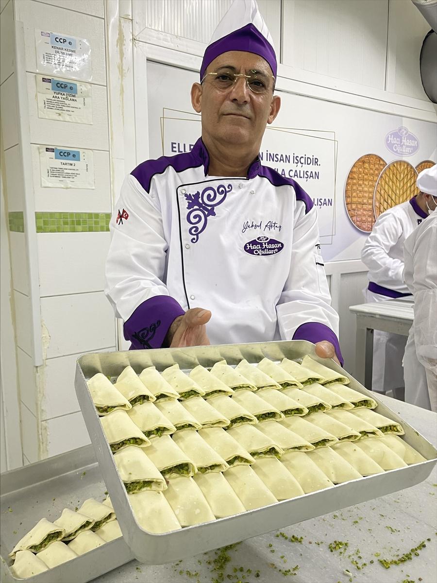 <p>Girişimci Yüksel Aktaş, 12 yaşındayken 1974 yılında üç tekerlekli tezgahında başladığı su böreği ve baklava satışını 9 yıl sürdürdü.</p>

<p> </p>
