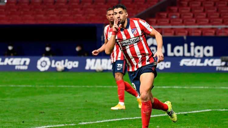 <p>Galatasaray, Suarez için devrede!</p>
<p>Mundo Deportivo'nun haberine göre Atletico Madrid ile arasındaki sözleşme sona eren Luis Suarez için Galatasaray devreye girdi. Vatandaşı Fernando Muslera'nın da formasını giydiği Sarı-Kırmızılı takım için karar aşamasında olduğu belirtilen Suarez'in, kısa süre içinde son kararını açıklaması bekleniyor.</p>
<p>Geçtiğimiz sezon Atletico Madrid forması ile 45 karşılaşmada görev alan 35 yaşındaki golcü yıldız, 13 kez rakip fileleri havalandırmayı başarırken, 3 defa da takım arkadaşlarına gol pası verdi.</p>