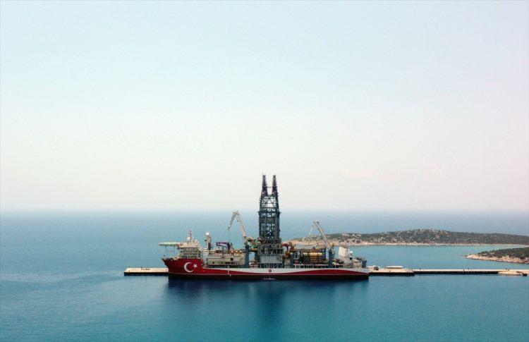 <p>Güney Kore'deki Okpo Limanı'ndan yola çıktıktan sonra 19 Mayıs'ta Mersin'in Taşucu Limanı'na ulaşan sondaj gemisinde, çıkacağı seferler öncesi boyama işlemi yapılıyor.</p>

<p> </p>
