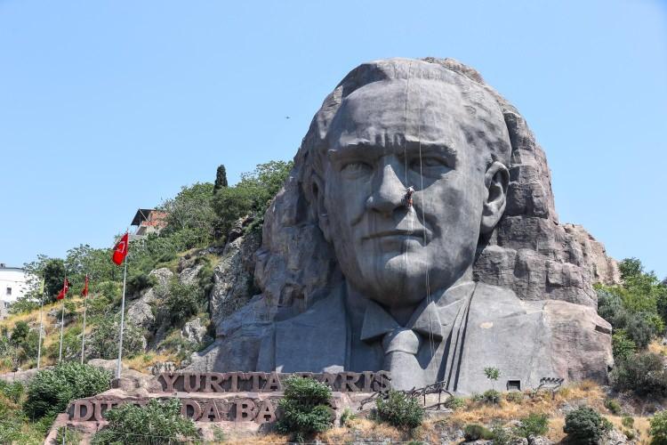 <p>İzmir'de Buca Belediyesi, Türkiye'nin en büyük rölyef heykeli olan Atatürk maskını profesyonel dağcılardan oluşan bir ekiple bakıma aldı. </p>