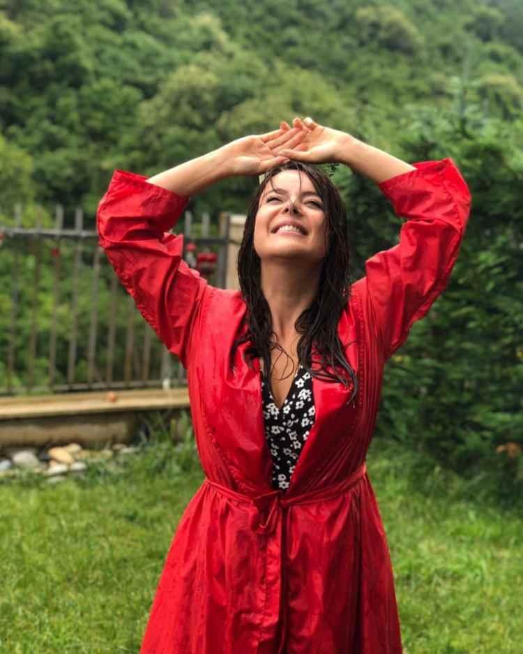 <p><strong>Daha sonra amcasının yanında yaşamaya başladı. Ergin 18 yaşında bir evlilik yaptı. </strong></p>