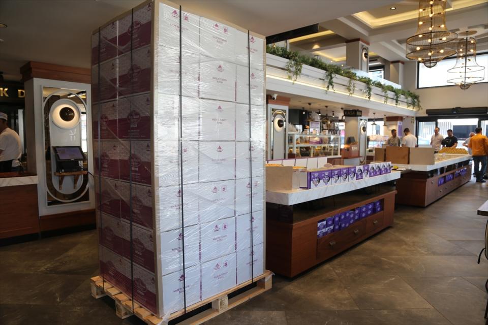 <p>İhracat Müdürü Yener Yılmaz ise günlük tatlı üretim kapasitelerinin yaklaşık 5 ton olduğunu, zamanla bu rakamı artırmayı planladıklarını anlattı.</p>

<p>Dış satımda çok seçici davrandıklarına değinen Yılmaz, "Dünyanın her yerinden talep alıyoruz. Bu yoğunluğa yetişemiyoruz. Bu nedenle seçici davranıp en doğru noktalara ihracat yapmaya çalışıyoruz. Bizi etiketlerimizden bulanlar oluyor. Ürünlerimiz bir ülkeye girdiği ve tadıma sunulduğu zaman akabinde aynı ülkeden bize ulaşan yeni müşteriler oluyor." dedi.</p>
