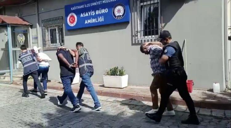 <p>Bunun üzerine ekipler, önceki gün saat 16.30 sıralarında eve operasyon düzenledi. Evdeki Afrika uyruklu Talla Nkouetche Martın N., Cyrus Devarus B. ve Frank S. kıskıvrak yakalandı. Yapılan aramalarda ise karton kolilerin içerisinde 32 milyon 108 bin lira değerinde 1 milyon 780 bin sahte euro, 35 milyon 778 bin lira değerinde ise 2 milyon 70 bin sahte dolar ele geçirildi.</p>
<p> </p>
<p> </p>
<p> </p>
<p> </p>