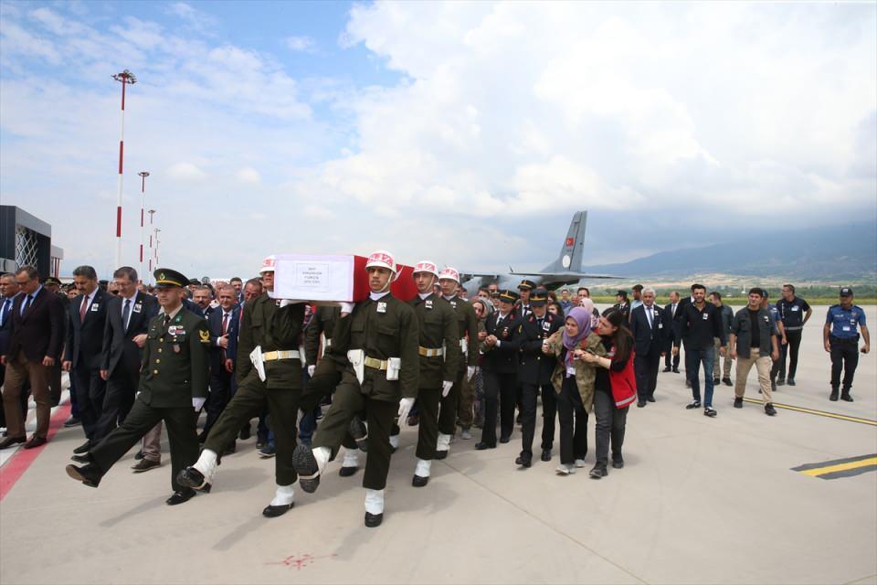 <p>Pençe-Kilit Operasyonu'nda şehit olan Piyade Uzman Çavuş Ramazan Gök'ün cenazesi, memleketi Tokat'ın Erbaa ilçesinde toprağa verildi.</p>
<p> </p>